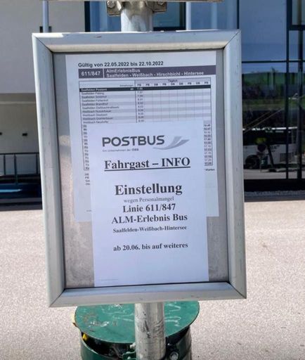  Der Personalmangel beim Postbus wird in einigen
Bundesländern akut. Wie der Vorsitzende des Postbus-Betriebsrats,
Robert Wurm, berichtet, müssen nach der "Nachtschwärmer"-Linie im
oberösterreichischen Salzkammergut wegen fehlender Lenkerinnen und
Lenker nun in Salzburg und Niederösterreich auch erste
Tagesverbindungen gestrichen werden.