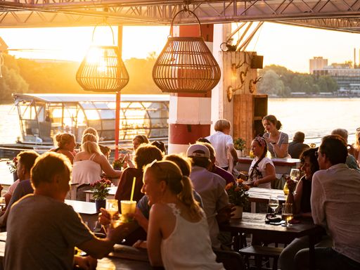 Vorschau Bild von Urlaubsstimmung auf dem Maschseefest Hannover / Weiterer Text
über ots und www.presseportal.de/nr/42831 / Die Verwendung dieses
Bildes ist für redaktionelle Zwecke unter Beachtung ggf. genannter
Nutzungsbedingungen honorarfrei. Veröffentlichung bitte mit
Bildrechte-Hinweis.