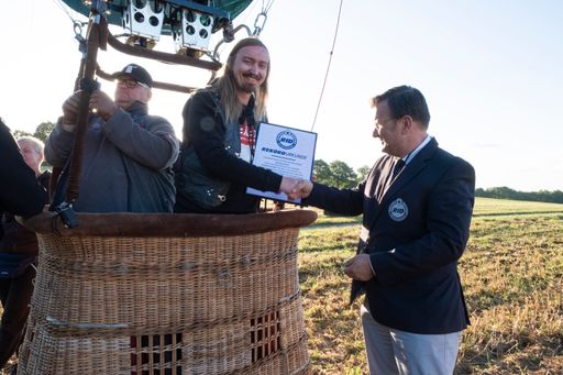  Weltrekord über Wacken_Urkundenübergabe / Weiterer Text über ots
und www.presseportal.de/nr/13627 / Die Verwendung dieses Bildes ist
für redaktionelle Zwecke unter Beachtung ggf. genannter
Nutzungsbedingungen honorarfrei. Veröffentlichung bitte mit
Bildrechte-Hinweis.