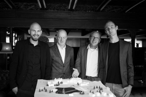 Vorschau Bild von Krallerhof Geschäftsführer Gerhard Altenberger mit
seinem Sohn Philipp und sein Mitgeschäftsführender Bruder Sepp
Altenberger mit Sohn Josef