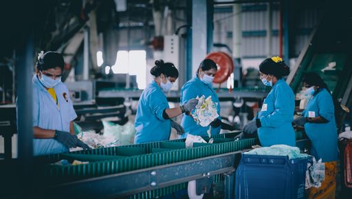  In der neu gegründeten Recyclingfirma "Vishuddh Recycle"
sortieren Mitarbeitende Kunststoffabfälle, damit diese zu Granulat
verarbeitet werden können. / Weiterer Text über ots und
www.presseportal.de/nr/106329 / Die Verwendung dieses Bildes ist für
redaktionelle Zwecke unter Beachtung ggf. genannter
Nutzungsbedingungen honorarfrei. Veröffentlichung bitte mit
Bildrechte-Hinweis.
