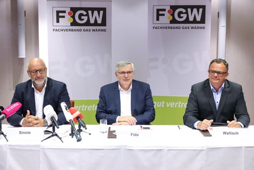 DI Erwin Smole, Vorstand der Stadtwerke Klagenfurt
AG, DI Gerhard Fida, Obmann-Stellvertreter des Fachverband Gas Wärme
(FGW) und Geschäftsführer der Wiener Netze und Alexander Wallisch,
Bereichssprecher Fernwärme im Fachverband Gas Wärme (FGW), Wien
Energie GmbH (v.l.n.r.)