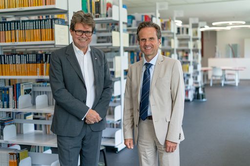  Martin Polaschek, Bundesminister für Bildung,
Wissenschaft und Forschung, besuchte den Campus Villach der FH
Kärnten: Am Programm standen eine Führung durch die FH Kärnten und
ein anschließender Austausch mit Rektor Peter Granig zur
praxisbezogenen Aus- und Weiterbildung wie auch zur engen Verzahnung
von Lehre und angewandter Forschung. Der Wunsch der
Fachhochschul-Konferenz nach einer nachhaltigen Finanzierung der
FH-Forschung zur Sicherung des Wettbewerbs war ebenfalls Thema.