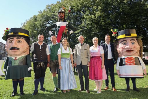 Vorschau auf den Salzburger Bauernherbst 2022 bei
einem Medientermin in der Stiegl Brauwelt: (v.l.) Michael
Fuchsberger (Obmann Samsongruppe Tamsweg), Leo Bauernberger
(Geschäftsführer SalzburgerLand Tourismus), Eveline Bimminger
(Projektleiterin Bauernherbst; SalzburgerLand Tourismus),
Landeshauptmann Wilfried Haslauer, Landesbäuerin Claudia Entleitner
und Rupert Quehenberger (Präsident Landwirtschaftskammer Salzburg).
Im Bild mit dem Lungauer Samson und den "Zwergen".