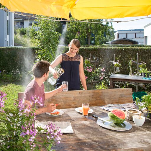  Der fein zerstäubte Wassernebel belebt, ohne nass
zu machen und vertreibt noch dazu auf ganz natürliche Art die
Wespen.