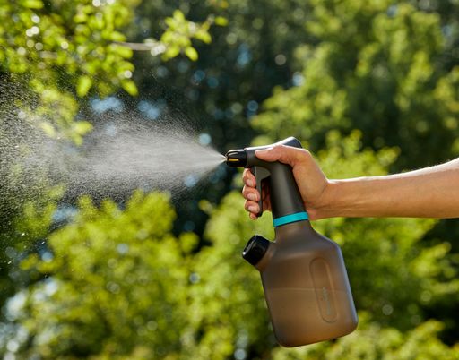 Vorschau Bild von Der Pumpsprüher simuliert Regen und die Wespen
ziehen sich aufgrund der vermeintlich drohenden Gefahr in ihr Nest
zurück.