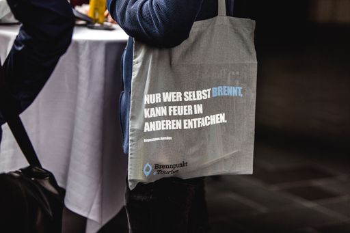  "Nur wer selbst brennt, kann Feuer in anderen entfachen" -
Augustinos Aurelios