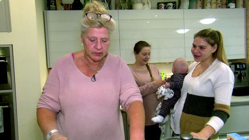 Vorschau Bild von Mama Silvia und die Töchter Sarafina und Sylvana (re.) / Weiterer
Text über ots und www.presseportal.de/nr/6605 / Die Verwendung
dieses Bildes ist für redaktionelle Zwecke unter Beachtung ggf.
genannter Nutzungsbedingungen honorarfrei. Veröffentlichung bitte
mit Bildrechte-Hinweis.