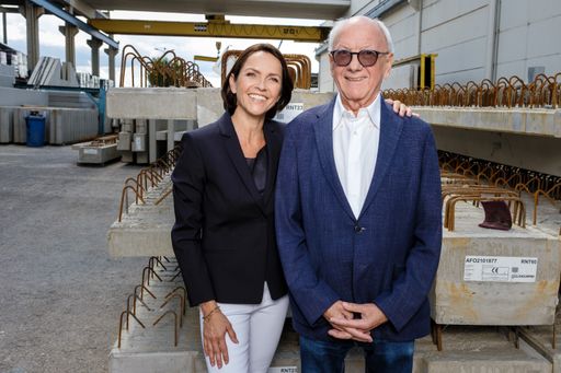 Vorschau Bild von Erfolgreich in vierter Generation: Oberndorfer übergab 2020
voller Stolz Tochter Simone das Familienunternehmen.