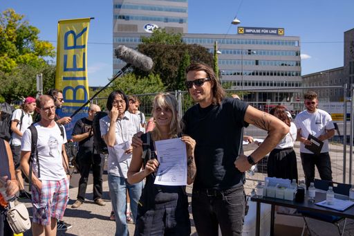 Vorschau Bild von Dominik Wlazny (Marco Pogo) besuchte im Rahmen der "Mei'
Präsident"-Kampagne auch Linz