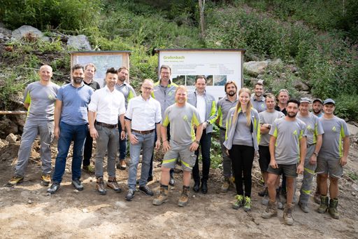 Bundesminister Norbert Totschnig war in Osttirol unterwegs und
hat sich ein Bild von der Baustelle der Wildbach- und
Lawinenverbauung am Grafenbach gemacht. Mit dabei waren u.a.
Bürgermeister Bernhard Webhofer, Landtagsabgeordneter Martin Mayerl
und WLV Gebietsbauleiter Gebhard Walter.