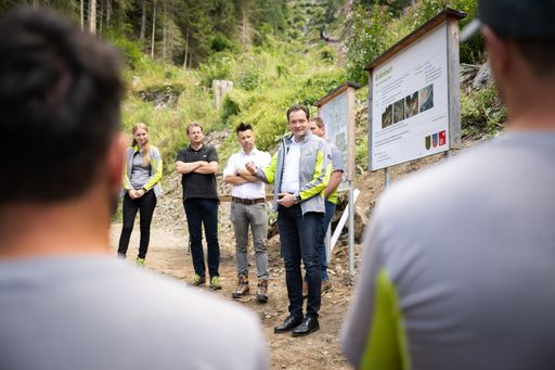 Vorschau Bild von Bundesminister Norbert Totschnig war in Osttirol unterwegs und
hat sich ein Bild von der Baustelle der Wildbach- und
Lawinenverbauung am Grafenbach gemacht. Dort investieren Bund, Land
und Gemeinden insgesamt 6,3 Mio. Euro in noch mehr Sicherheit für
die Bevölkerung.