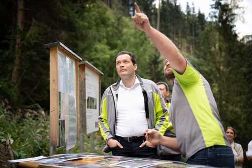 Vorschau Bild von Bundesminister Norbert Totschnig: "Jede Investition in
Schutzbauten unserer Wildbach- und Lawinenverbauung ist eine
Investition in noch mehr Sicherheit."