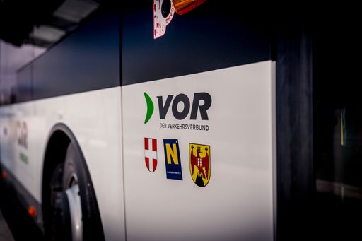 Regionalbus im Verkehrsverbund Ost-Region (VOR); Landeswappen
Wien, Niederösterreich, Burgenland; Logo VOR