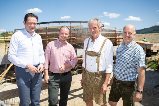 Bundesminister Norbert Totschnig bei Baustellen-Besichtigung in
Salzburg: Neuer Hochbehälter Oberdorf für sichere Wasserversorgung
von Henndorf am Wallersee.