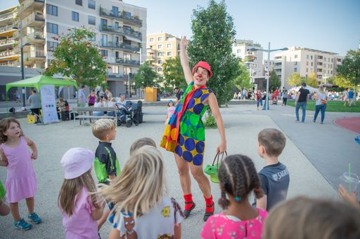 Vorschau Bild von Das Seestädter 7. Straßenfest am
Eva-Maria-Mazzucco-Platz bietet außerdem ein buntes Kinderprogramm.