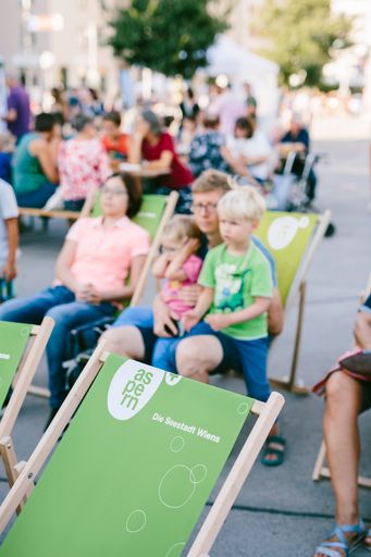 Vorschau Bild von Am 3. September präsentiert das Seestädter
Straßenfest ein vielfältiges Angebot zum Genießen, Shoppen und
Kennenlernen.