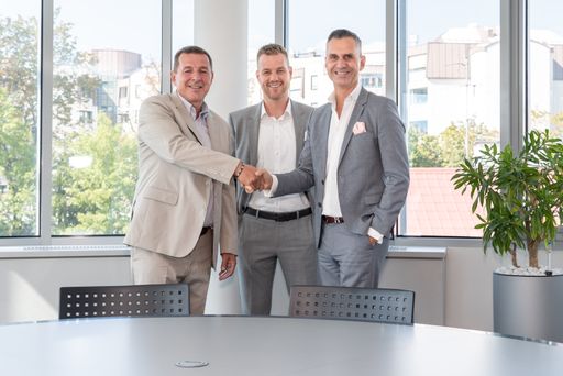 Michael Hauswirth, Geschäftsführer SCHUNCK GROUP
Austria GmbH; Dipl. BW Andreas Schmitt, Vorstand GrECo Risiko- und
Versicherungstechnik; Akad. Vkfm. Christoph Repolust, Vorstand GrECo
Sales & Account Management. Fotocredit: GrECo