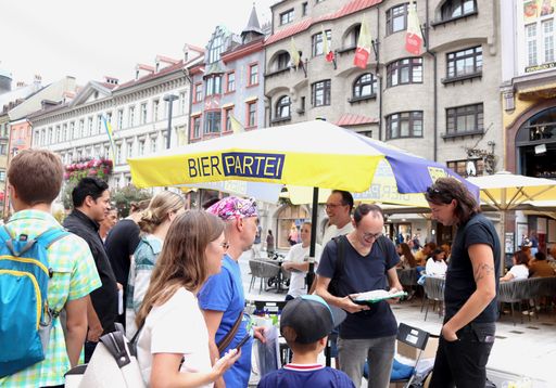 Dominik Wlazny besucht im Rahmen der "Mei'
Präsident"-Kampagne Innsbruck