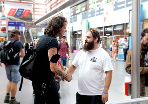 Vorschau Bild von Dominik Wlazny besucht im Rahmen der "Mei'
Präsident"-Kampagne Innsbruck