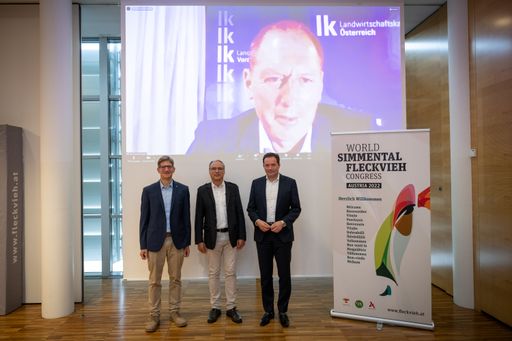  v.l.n.r.: Boku-Experte Stefan Hörtenhuber, Fleckvieh
Austria-Obmann Sebastian Auernig, Landwirtschaftsminister Norbert
Totschnig, LKÖ-Präsident Josef Moosbrugger