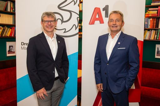 https://www.apa-fotoservice.at/galerie/30114 Im Bild v.l.n.r.:
Drei CEO Rudolf Schrefl und A1 CEO Marcus Grausam