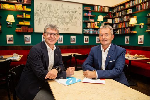 Vorschau Bild von vlnr Drei CEO Rudolf Schrefl und A1 CEO Marcus
Grausam