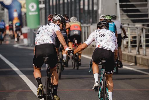 24 Stunden radeln für den guten Zweck: Pixum unterstützt
"Ledschends" Charity-Team bei Rad am Ring / 24 Stunden radeln für
den guten Zweck / Weiterer Text über ots und
www.presseportal.de/nr/24663 / Die Verwendung dieses Bildes ist für
redaktionelle Zwecke unter Beachtung ggf. genannter
Nutzungsbedingungen honorarfrei. Veröffentlichung bitte mit
Bildrechte-Hinweis.