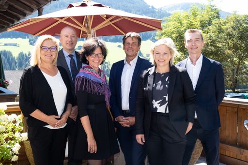v.l.n.r.: Univ.Prof. MMag. Dr. Kathrin
Stainer-Hämmerle, Franz Kühmayer, Dr. Birgit Niessner, Mag. Herbert
Houf, Mag. Corinna Milborn, SC Univ.Prof. DDr. Gunter Mayr