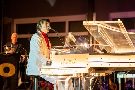  Gert Prix am Flügel beim Sommer Konzert am Monte Carlo Platz in
Pörtschach am Wörthersee