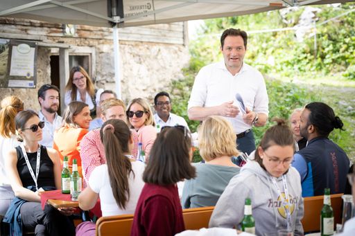 Vorschau Bild von Landwirtschaftsminister Norbert Totschnig und
Klimaschutzministerin Leonore Gewessler tauschten sich mit
Stipendiatinnen und Stipendiaten des Forum Alpbach bei einer
Wanderung auf den Scherbenstein zur Versorgungslage aus.