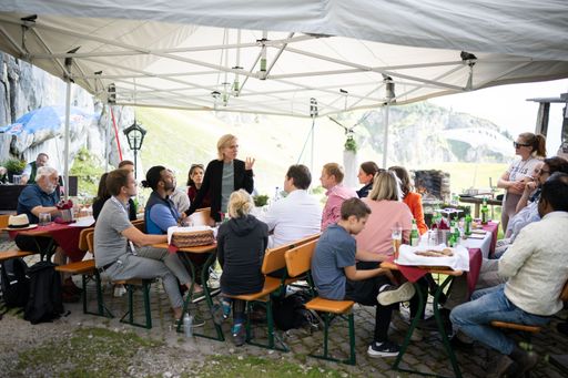 Vorschau Bild von Landwirtschaftsminister Norbert Totschnig und
Klimaschutzministerin Leonore Gewessler tauschten sich mit
Stipendiatinnen und Stipendiaten des Forum Alpbach bei einer
Wanderung auf den Scherbenstein zur Versorgungslage aus.