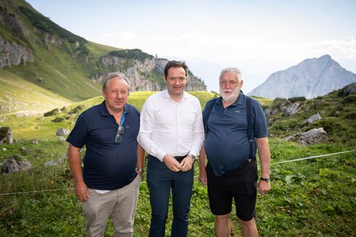 Vorschau Bild von Landwirtschaftsminister Norbert Totschnig mit dem Generaldirektor
für Landwirtschaft und ländliche Entwicklung der Europäischen
Kommission, Wolfgang Burtscher, und Franz Fischler auf der
Scherbensteinalm in Tirol.