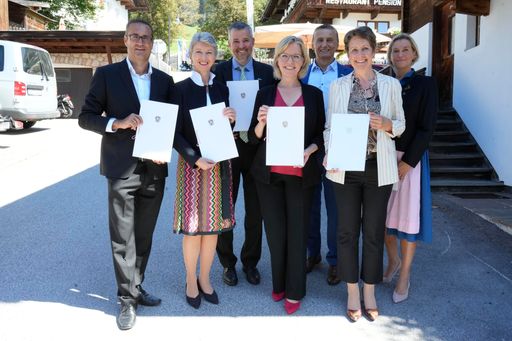 Die Eigentümervertreter*innen von SAL haben am
Rande des Forum Alpbach eine Erklärung zur weiteren Unterstützung
des Spitzenforschungszentrums bis 2030 unterschrieben (v.l.n.r.):
Christoph Ludwig, Gaby Schaunig, Gerald Murauer, Leonore Gewessler,
Wilfried Enzenhofer, Sabine Herlitschka, Marion Mitsch. © SAL /
Roland Mühlanger