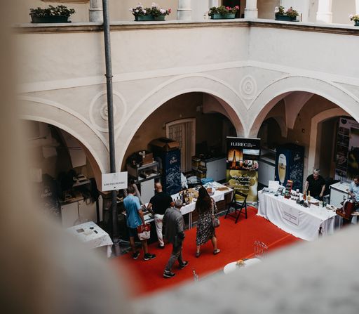 Vorschau Bild von Die Alpen-Adria Genussmeile vom 23.-25. September
bildet den hochkarätigen Abschluss im historischen Zentrum von
Klagenfurt