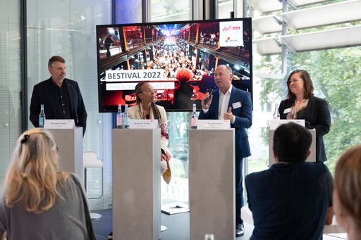 Pressekonferenz "Bestival 2022" mit visitBerlin-Geschäftsführer
Burkhard Kieker, Sängerin Jocelyn B. Smith, Stefan Athmann,
visitBerlin Partnerhotels und Anna Günther, Berlin Event Network
e.V. (v.l.n.r.), Café Moskau, Berlin, 25. August 2022 / Weiterer
Text über ots und www.presseportal.de/nr/69391 / Die Verwendung
dieses Bildes ist für redaktionelle Zwecke unter Beachtung ggf.
genannter Nutzungsbedingungen honorarfrei. Veröffentlichung bitte
mit Bildrechte-Hinweis.