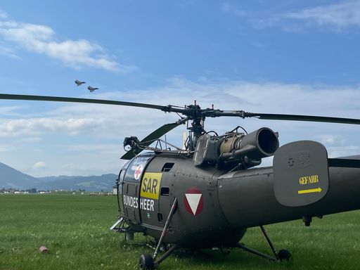Eine Alouette-III vor zwei Eurofightern im
Vorbeiflug