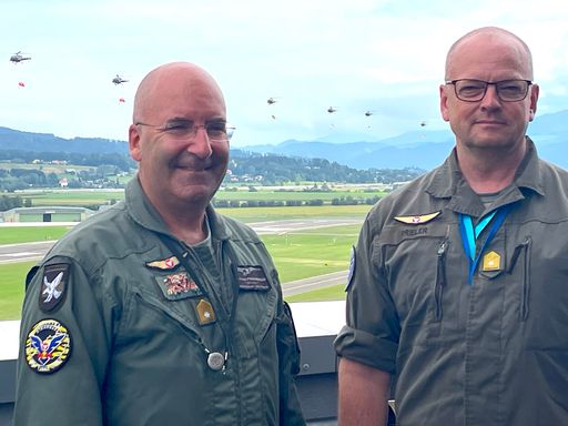 Vorschau Bild von Airchief Brigadier Gerfried Promberger und
AIRPOWER22-Projektleiter Wolfgang Prieler vor dem Fahnenflug von
neun Alouette-III bei der Displayprobe "Vibes in the Sky" zur
AIRPOWER22