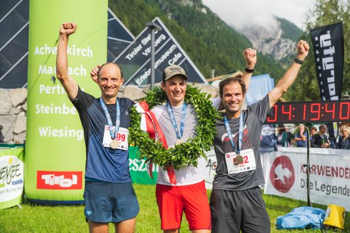 13. Karwendelmarsch: Knappes Ergebnis, strahlende
Sieger (v.l.): Zweitplatzierter Herbert Kopp, Gesamtsieger Thomas
Farbmacher und Dritter Anton Seewald.