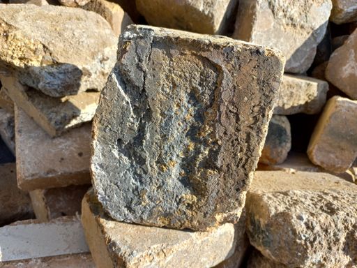 Vorschau Bild von Refractory products are not only individually composed for the
clients but also usually contaminated with adhering material after
they have been used, which makes the recycling process a challenge.