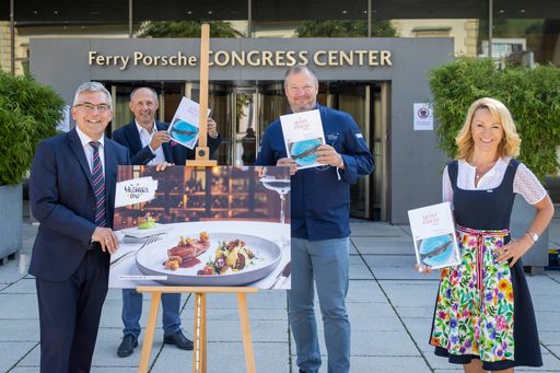  Festspiele der Alpinen Küche im SalzburgerLand:
(v.l.) Landesrat Josef Schwaiger, Leo Bauernberger (SalzburgerLand
Tourismus), Andreas Döllerer (Spitzenkoch & Schirmherr "Festspiele
der Alpinen Küche) und Renate Ecker (Zell am See-Kaprun Tourismus)