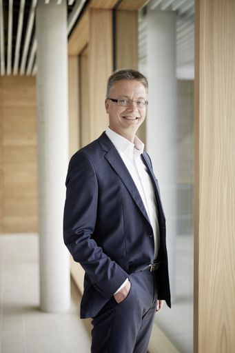 "Wir sind seit vielen Jahren auf strombetriebene
Wärmepumpenheizungen ´Made in Germany´ spezialisiert. Auch dank
unserer Erfahrung von fast 50 Jahren Entwicklungsarbeit im eigenen
Haus gehören wir zu den technischen Marktführern. Die
umweltfreundliche Heiztechnik benötigt kein Öl und Gas und hat damit
sowohl für den Klimaschutz als auch für die
Energie-Versorgungssicherheit Deutschlands einen herausragenden
Stellenwert. In diesem Marktumfeld werden wir weiter expandieren",
sagt Dr. Kai Schiefelbein, Geschäftsführer von Stiebel Eltron. /
Weiterer Text über ots und www.presseportal.de/nr/62786 / Die
Verwendung dieses Bildes ist für redaktionelle Zwecke unter
Beachtung ggf. genannter Nutzungsbedingungen honorarfrei.
Veröffentlichung bitte mit Bildrechte-Hinweis.