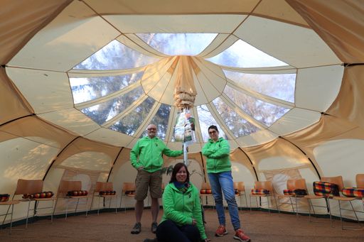 Vorschau Bild von Das "Team Zauberwald" im Seminarzelt mit
Himmelsblick