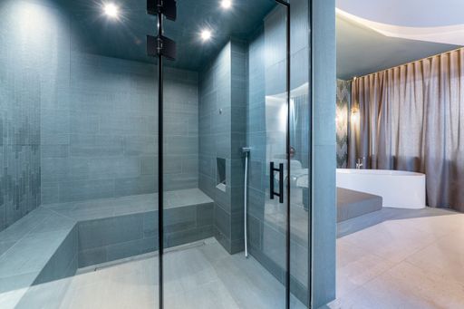 Vorschau Bild von KLAFS schaffte es auch im Falkensteiner Lido, mit
Saunen und Dampfbädern eine neue Wellness-Dimension zu eröffnen.
Dazu zählen u.a. Sonderliegen, erlesene Hölzer und
Thermowandpaneele, energiesparende Turboheat-Saunaöfen,
stimmungsvolle Beleuchtungselemente, Duftnoten oder musikalische
Begleitung