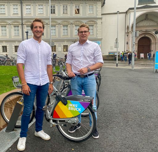  ÖH Vorsitzender Daniel V. Müller und sein Stellvertreter Lukas
Schobesberger (v. r.) bei einer Ausleihstation der IVB-Stadträder
