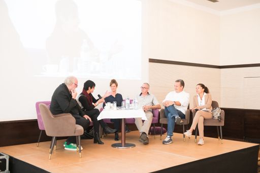  Diskussionen, Verkostungen, Dialoge in großem und kleinem Rahmen
mit Experten wie Lojze Wieser (1.v.l.) oder Roland Essl (4.v.l.)