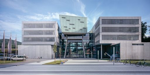  Nach zwei Jahren Pause wieder live an der FH Salzburg in
Puch/Urstein: Der "Brennpunkt eTourism"