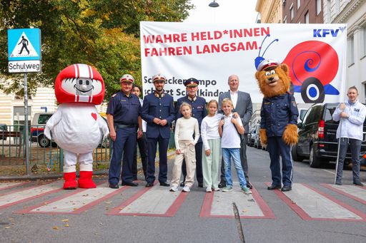 v.l.n.r.: Chefinspektor Martin Slimar, Major Gabriel Berkes
(Landesverkehrsabteilung Wien), Landespolizeivizepräsident Dr.
Michael Lepuschitz, M.A und KFV-Direktor Dr. Othmar Thann mit
Schulkindern und Mitarbeiter*innen der Aktion „Wahre Held*innen
fahren langsam“.