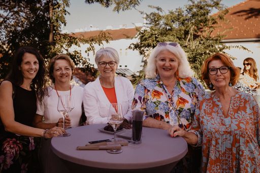 Vorschau Bild von Die Sekt Austria-Botschafterin Kristina Sprenger
und das Österreichische Sektkomitee baten zum exklusiven
Get-together für erfolgreiche Frauen aus Kultur, Medien, Wirtschaft
und Politik.