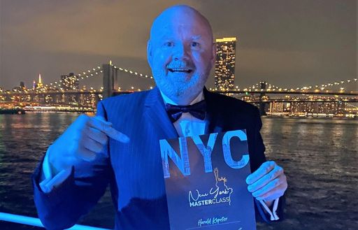 Harald Kopeter bei der Zertifikatsverleihung auf der Yacht am
Hudson River. Im Hintergrund die Skyline von New York.